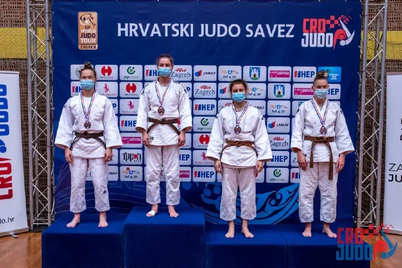 Sara Šančić Slika Postolja