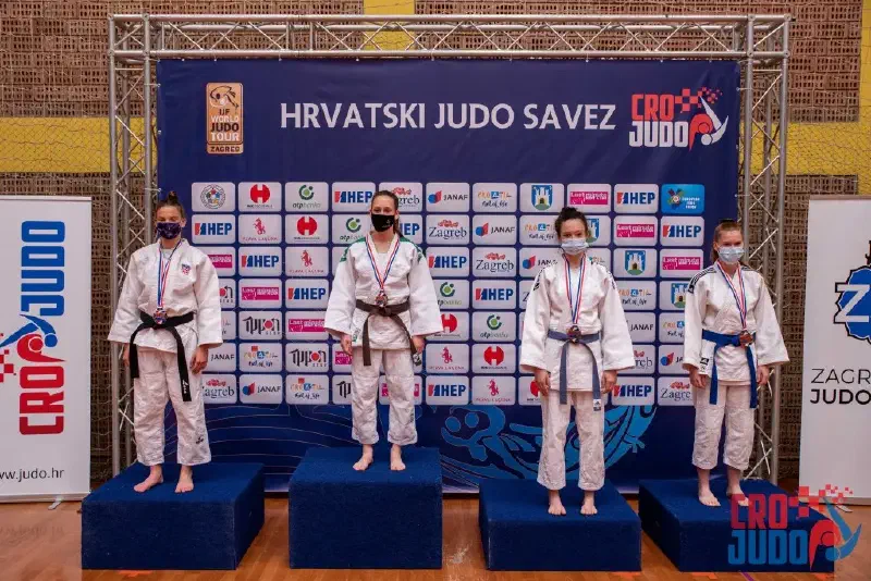 Matea Svečnjak Slika Postolja