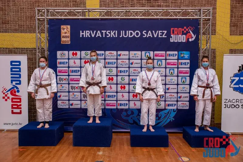 Sara Šančić Slika Postolja