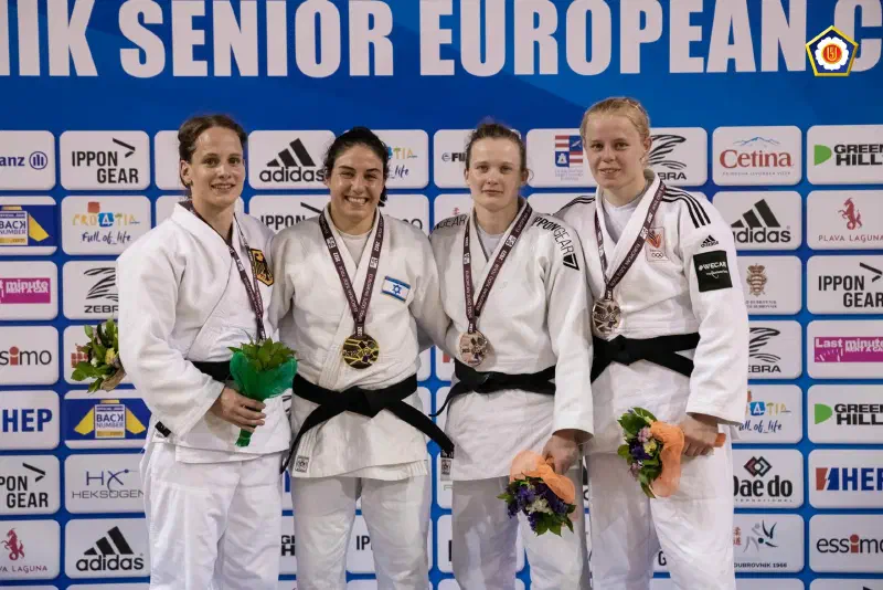 Dora Bortas Slika Postolja