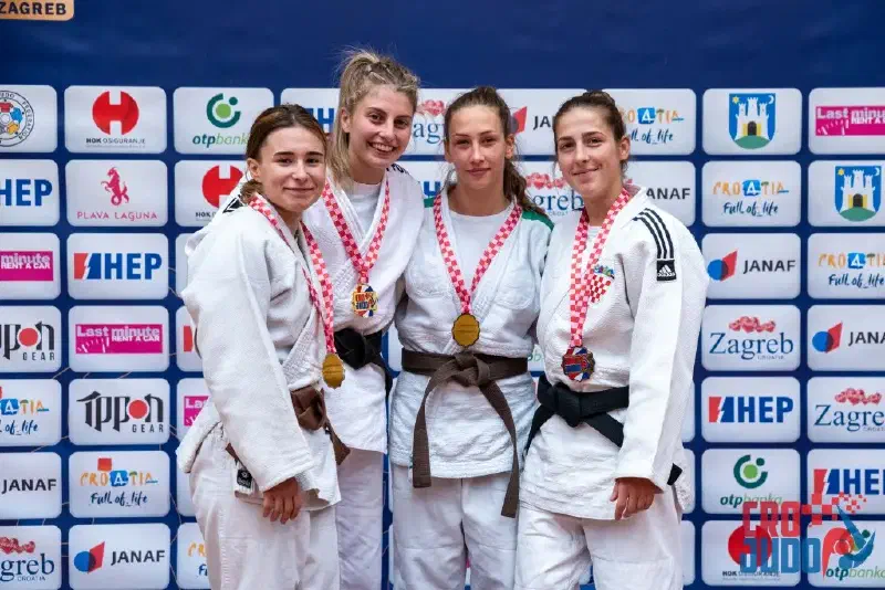 Matea Svečnjak Slika Postolja