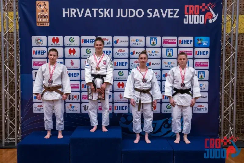 Matea Svečnjak Slika Postolja