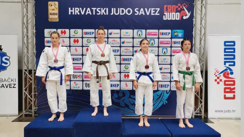 Matea Svečnjak Slika Postolja